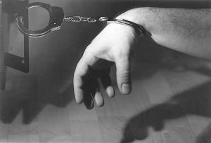 1200px-Handcuffs-20060604